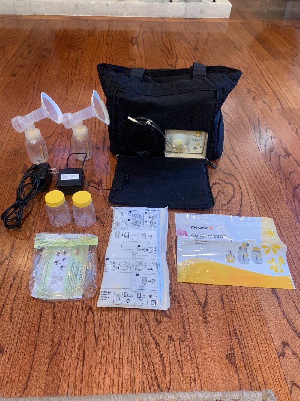 Medela Pump in Style Advanced Portable Breast Pump w/ Tote Bag | Black